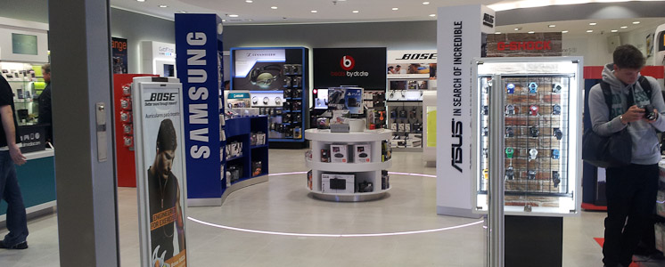 Tiendas en Terminal 1 y Terminal 4S del aeropuerto de Madrid – Barajas. Crystal Media